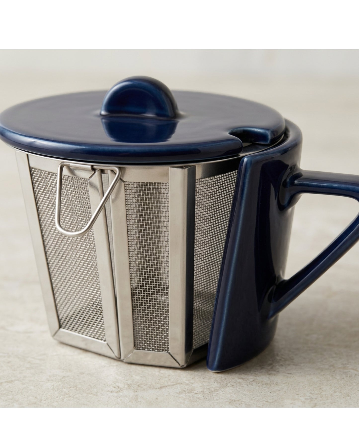 Pjwnx Tapered Ceramic Tea Cup with Mesh-Panel Infuser and Lid 11 oz Navy White - Detail view