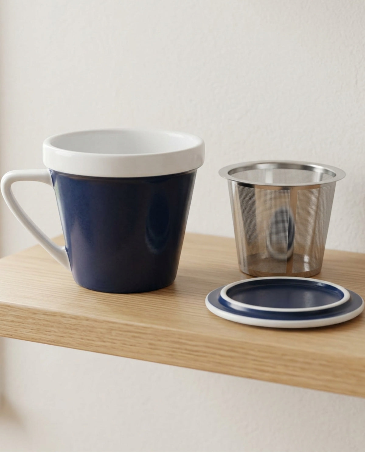 Pjwnx Tapered Ceramic Tea Cup with Mesh-Panel Infuser and Lid 11 oz Navy White - Lifestyle view